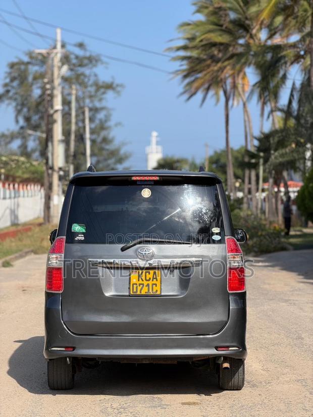 Toyota Noah 2007 Gray