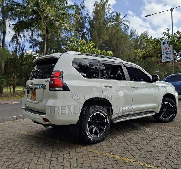 Toyota Land Cruiser Prado 2017 White