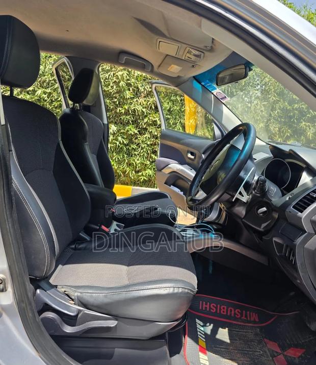 Mitsubishi Outlander 2010 Silver