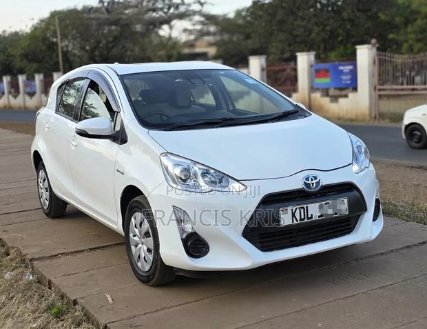 Toyota Aqua 2015 Off white