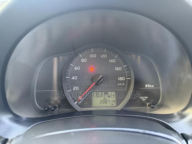 Toyota Vitz 1.3 FWD 5dr 2011 Silver