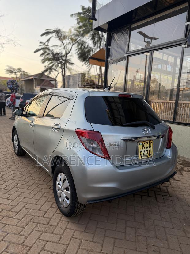 Toyota Vitz 1.3 FWD 5dr 2011 Silver