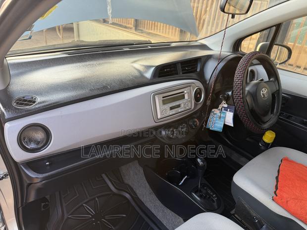 Toyota Vitz 1.3 FWD 5dr 2011 Silver