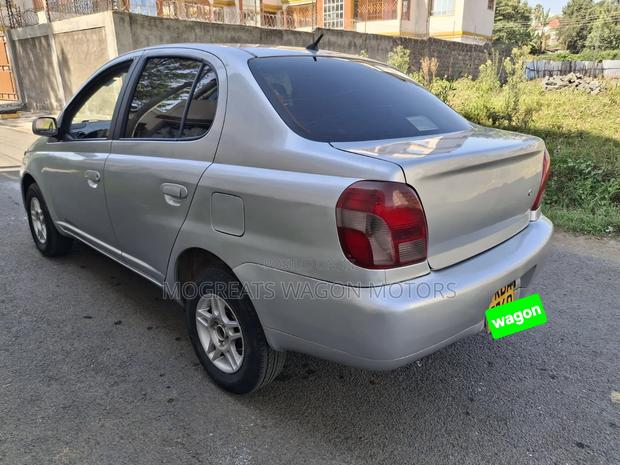 Toyota Platz 2001 Silver
