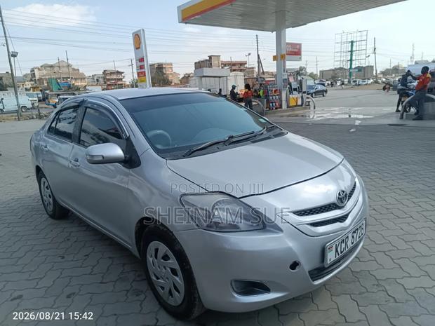 Toyota Belta 2011 Silver