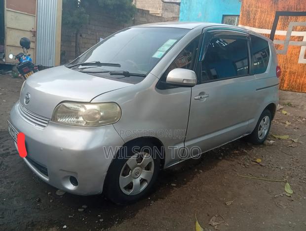 Toyota Porte 2011 Silver