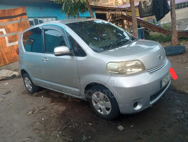 Toyota Porte 2011 Silver