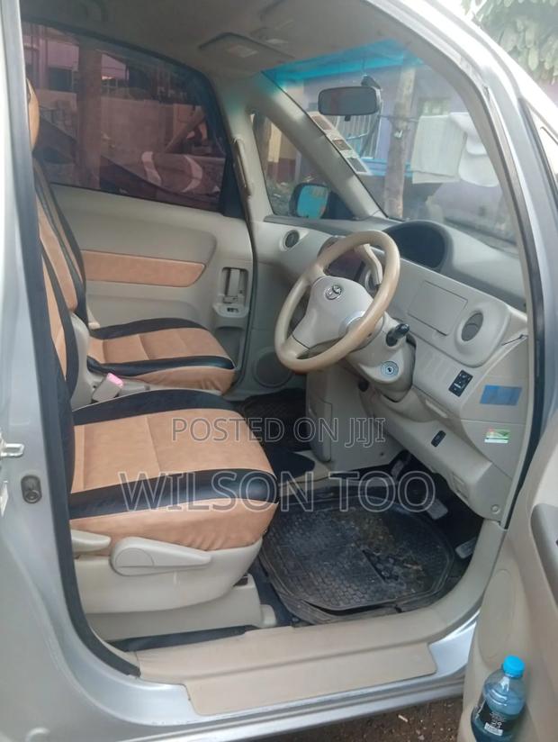 Toyota Porte 2011 Silver
