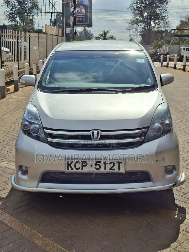 Toyota ISIS 2010 Silver