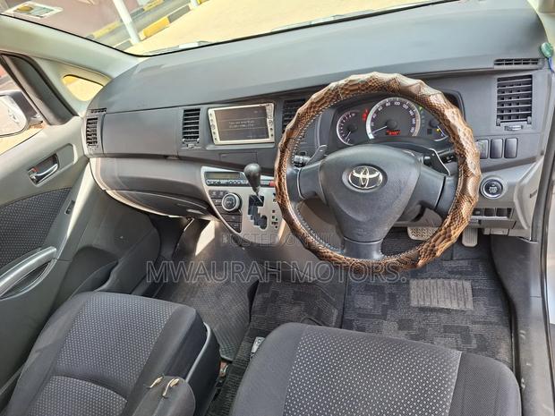 Toyota ISIS 2010 Silver