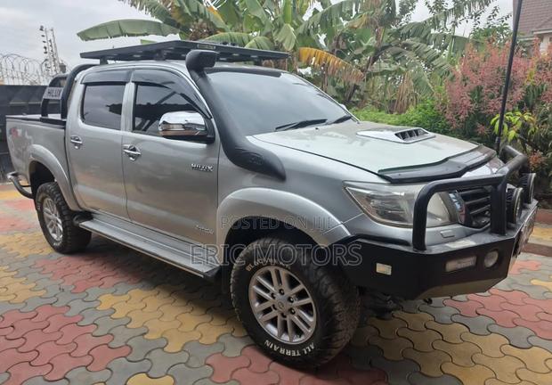 Toyota Hilux 2013 Gray