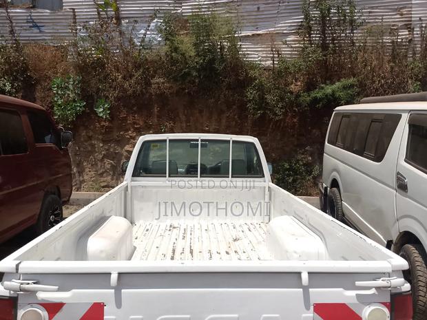Nissan Hardbody 2005 White