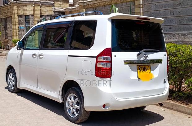 Toyota Noah 2.0 158hp FWD (8 Seater) 2013 White