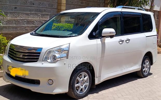 Toyota Noah 2.0 158hp FWD (8 Seater) 2013 White