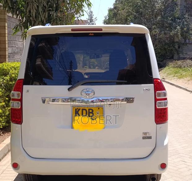 Toyota Noah 2.0 158hp FWD (8 Seater) 2013 White