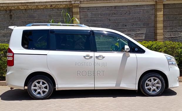 Toyota Noah 2.0 158hp FWD (8 Seater) 2013 White