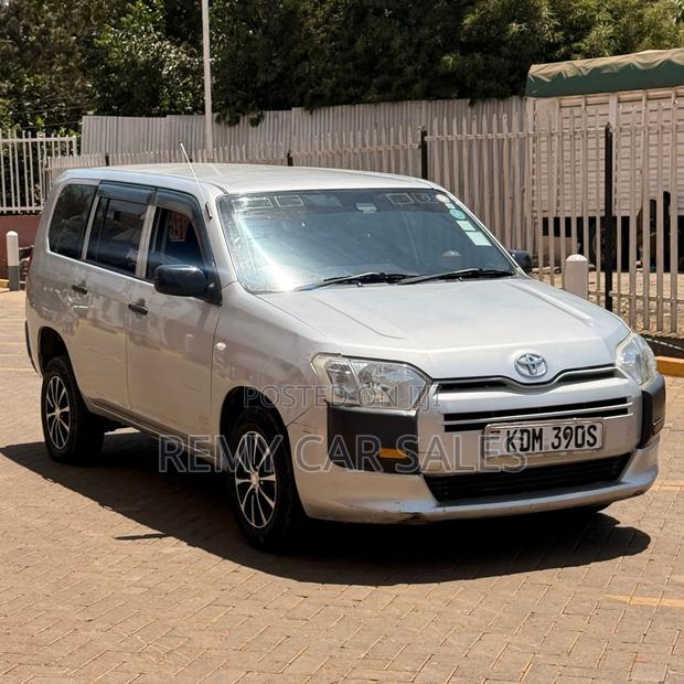 Toyota Vitz 2016 Silver