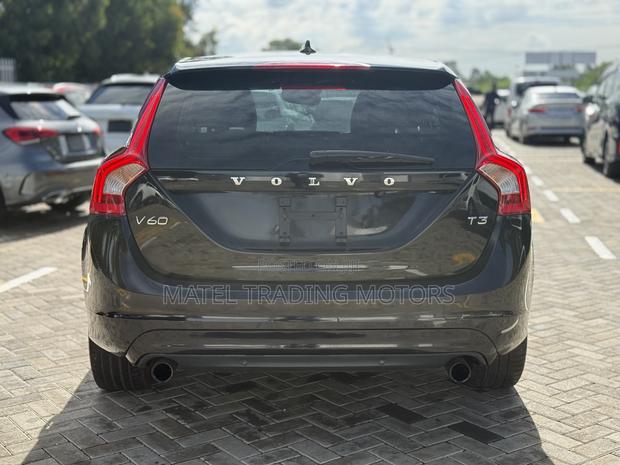 Volvo V60 T5 Platinum FWD 2017 Black