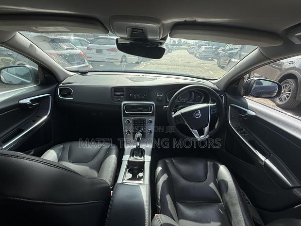 Volvo V60 T5 Platinum FWD 2017 Black