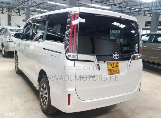 Toyota Esquire 2018 White