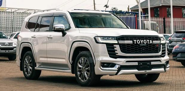 Toyota Land Cruiser LC300 2023 White