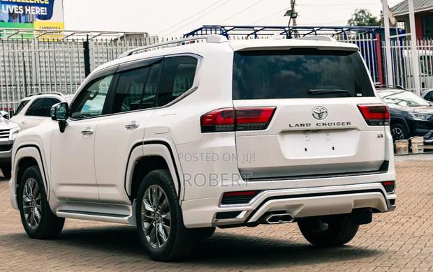 Toyota Land Cruiser LC300 2023 White