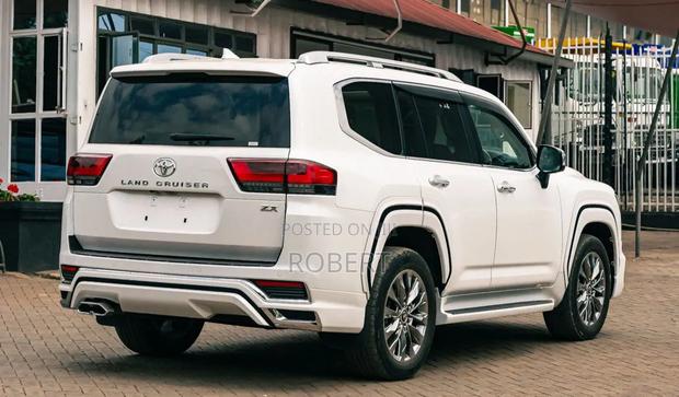 Toyota Land Cruiser LC300 2023 White