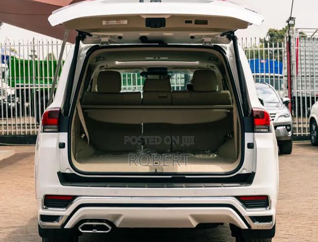 Toyota Land Cruiser LC300 2023 White