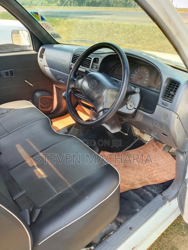 Toyota Hilux 2.5 Cab 2005 White