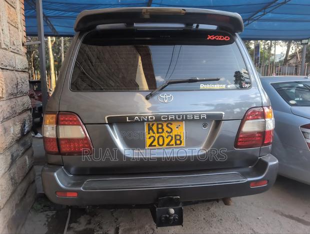 Toyota Land Cruiser 2006 Gray