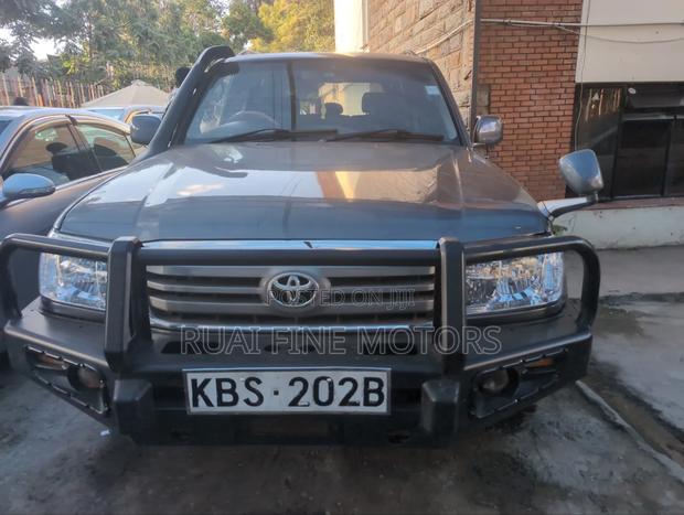 Toyota Land Cruiser 2006 Gray