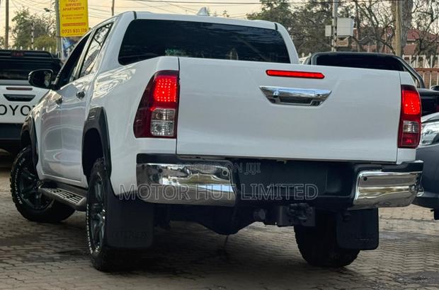 Toyota Hilux 2022 White