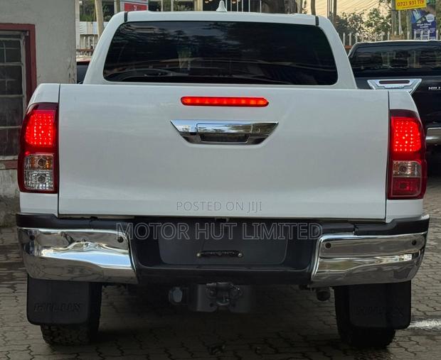 Toyota Hilux 2022 White