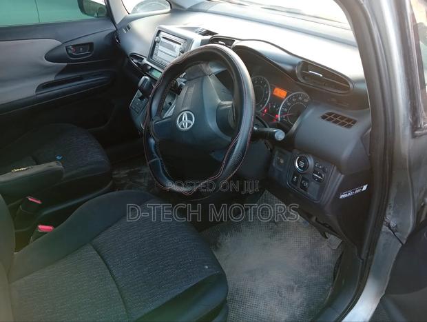 Toyota Wish 2010 Silver