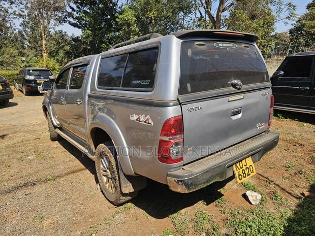 Toyota Hilux 2015 Silver