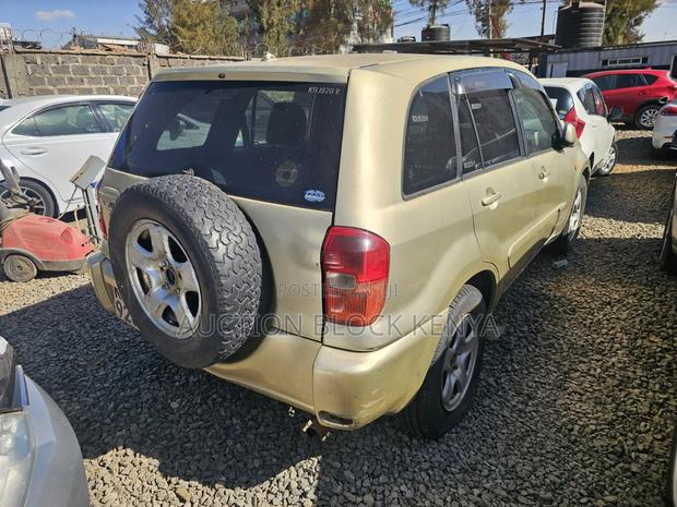 Toyota RAV4 2002 Gold
