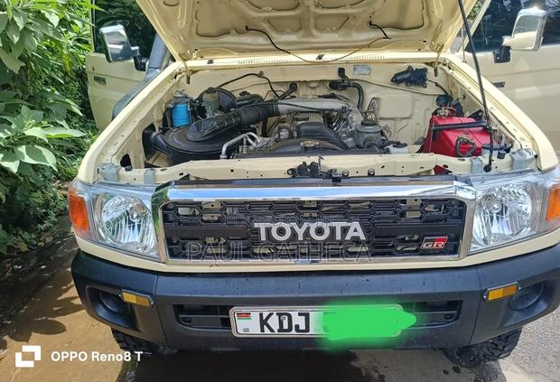 Toyota Land Cruiser 2001 Beige