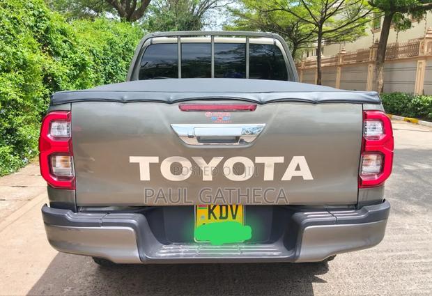 Toyota Hilux 2022 Gray