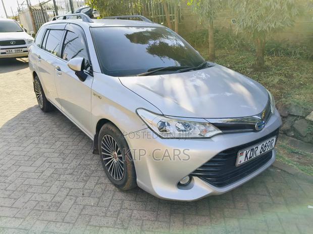 Toyota Corolla Fielder 2017 Silver