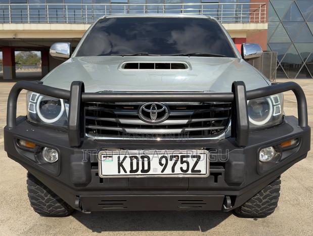Toyota Hilux 3.0 D-4D 4x4 2014 Gold