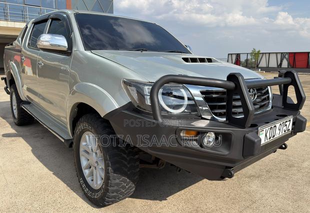 Toyota Hilux 3.0 D-4D 4x4 2014 Gold