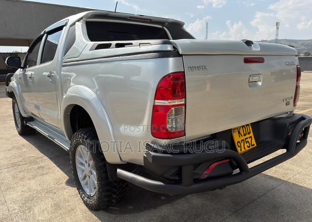 Toyota Hilux 3.0 D-4D 4x4 2014 Gold