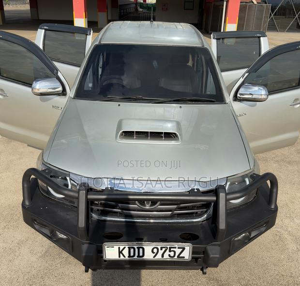 Toyota Hilux 3.0 D-4D 4x4 2014 Gold