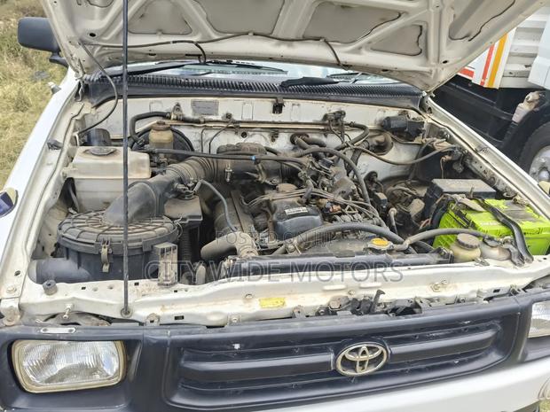 Toyota Hilux 2010 White