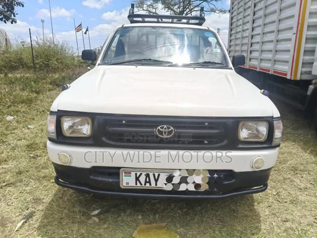 Toyota Hilux 2010 White
