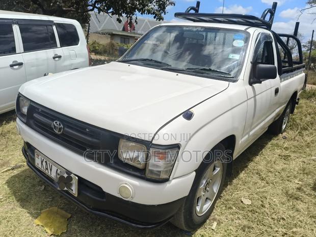 Toyota Hilux 2010 White