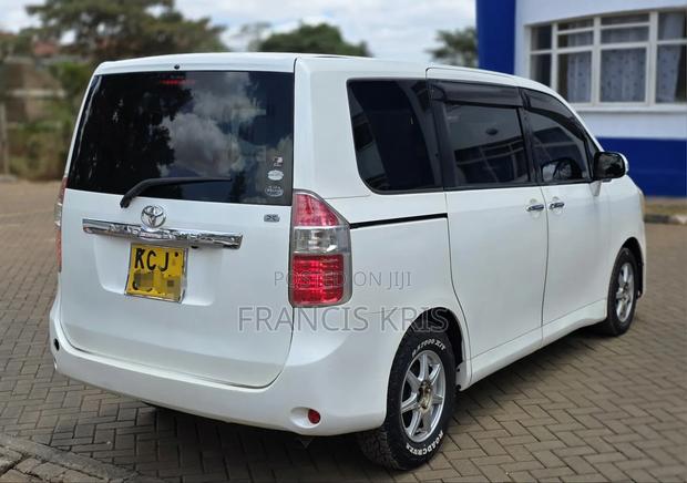 Toyota Noah 2009 Pearl
