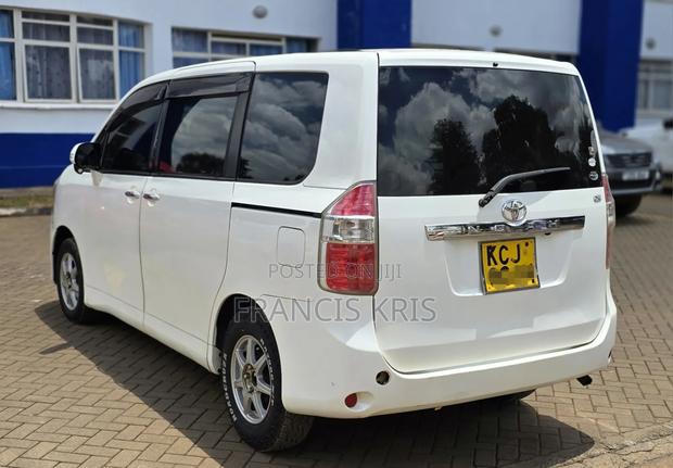 Toyota Noah 2009 Pearl