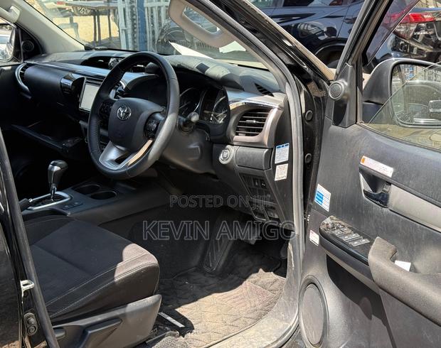Toyota Hilux 2021 Black