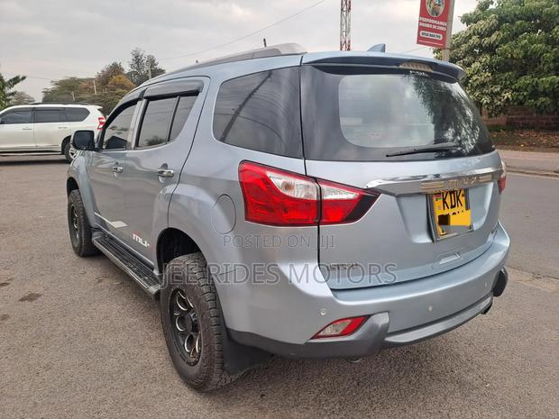Isuzu MU-X 2015 Blue